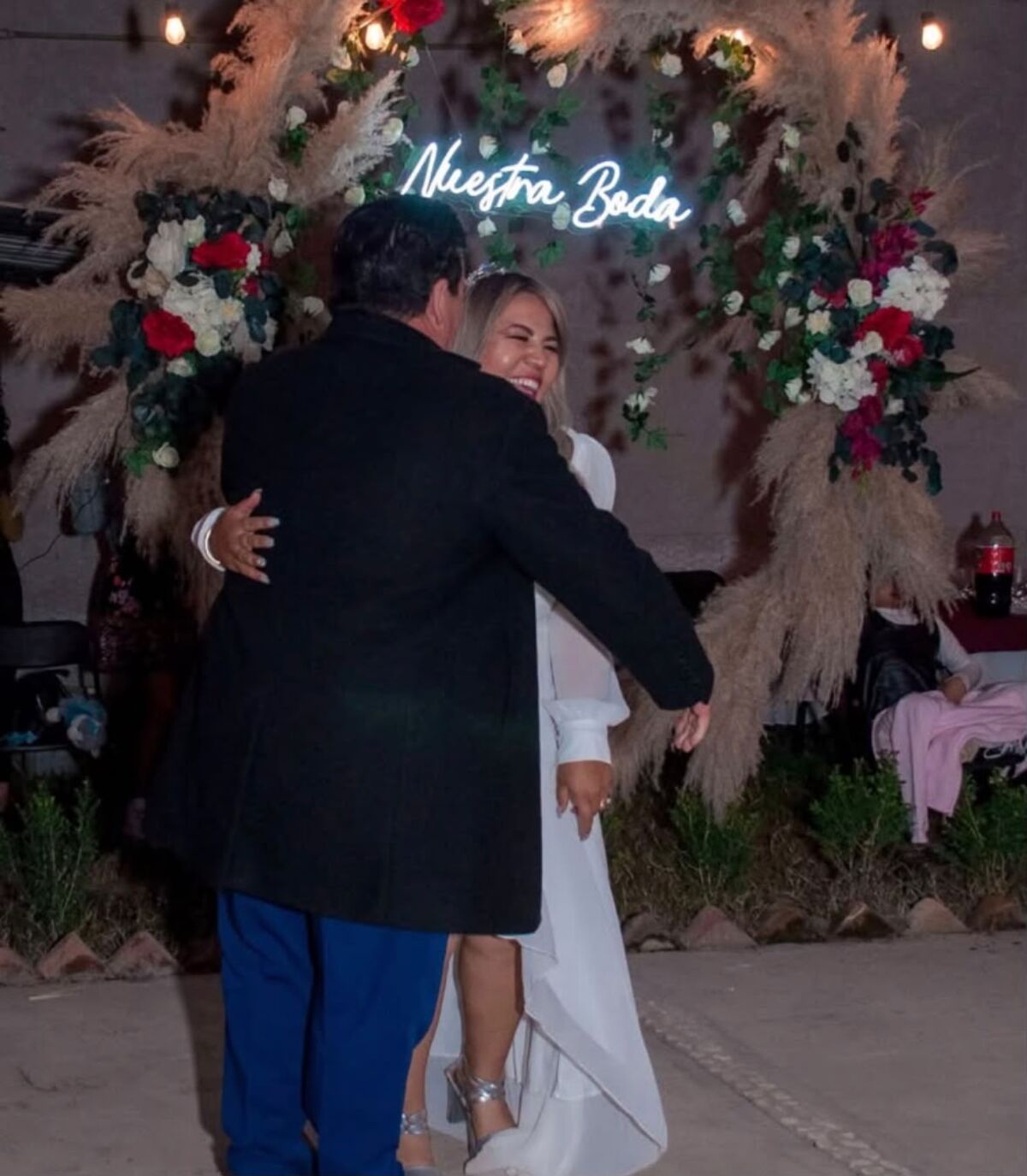 Arco de pampa con letrero de neón para boda